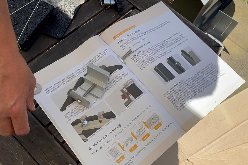 Die Anleitung des Yuma Flat XL Balkonkraftwerks im Test.